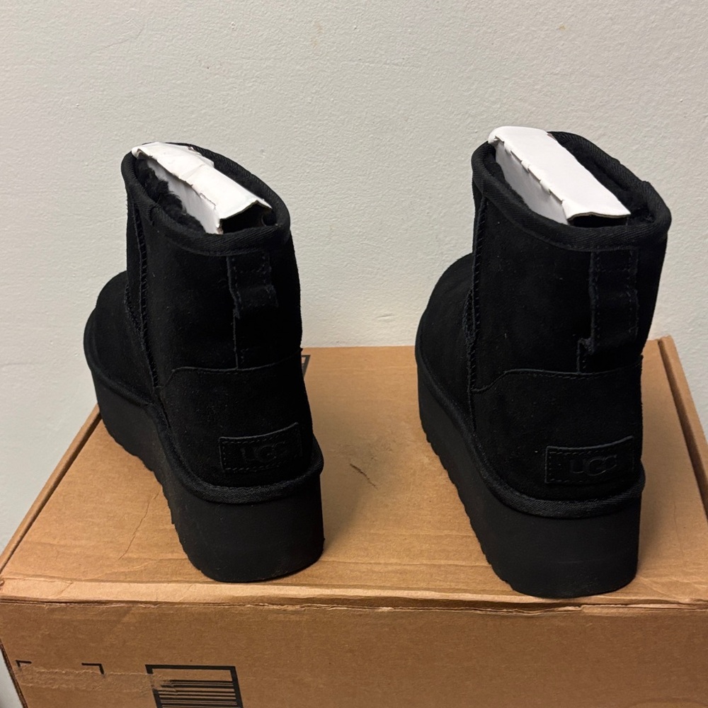 UGG CLASSIC Women's Black Suede Boots, New never used and perfect for Winter - Picture 7 of 8